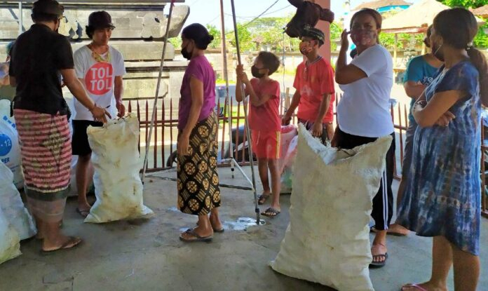 psicologiasdobrasil.com.br - Para combater a fome em Bali, homem oferece alimentos em troca de lixo plástico