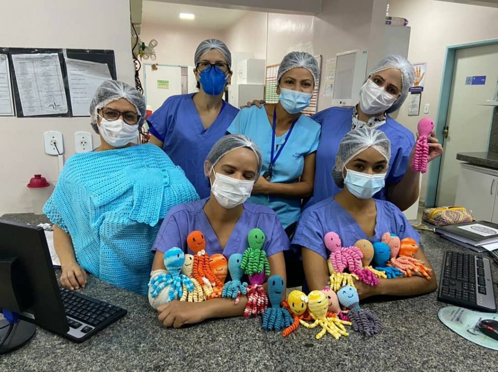 psicologiasdobrasil.com.br - Enfermeiras criam polvos de crochê para acompanhar bebês prematuros e gravemente doentes