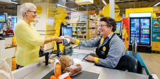 Supermercados abrem caixas especiais para combater a solidão entre os idosos