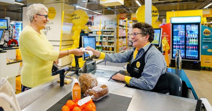 Supermercados abrem caixas especiais para combater a solidão entre os idosos