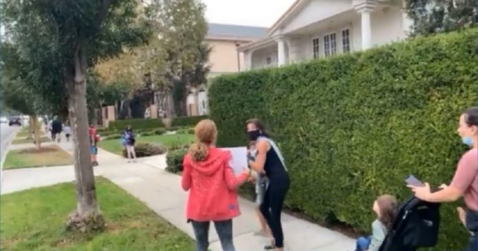 Manifestantes atacam pais na ida para escola por colocarem máscaras nos filhos