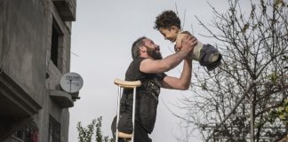 Foto que retrata pai e filho na Síria vence concurso internacional de fotografia