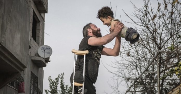 Foto que retrata pai e filho na Síria vence concurso internacional de fotografia