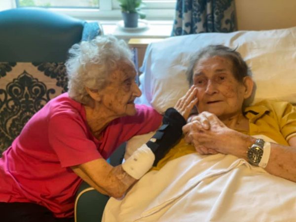 psicologiasdobrasil.com.br - Casados há 66 anos, idosos tem emocionante reencontro após 100 dias separados