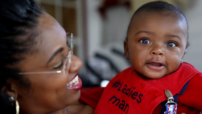 psicologiasdobrasil.com.br - Mulher que não podia ter filhos adota bebê que foi abandonado em uma van