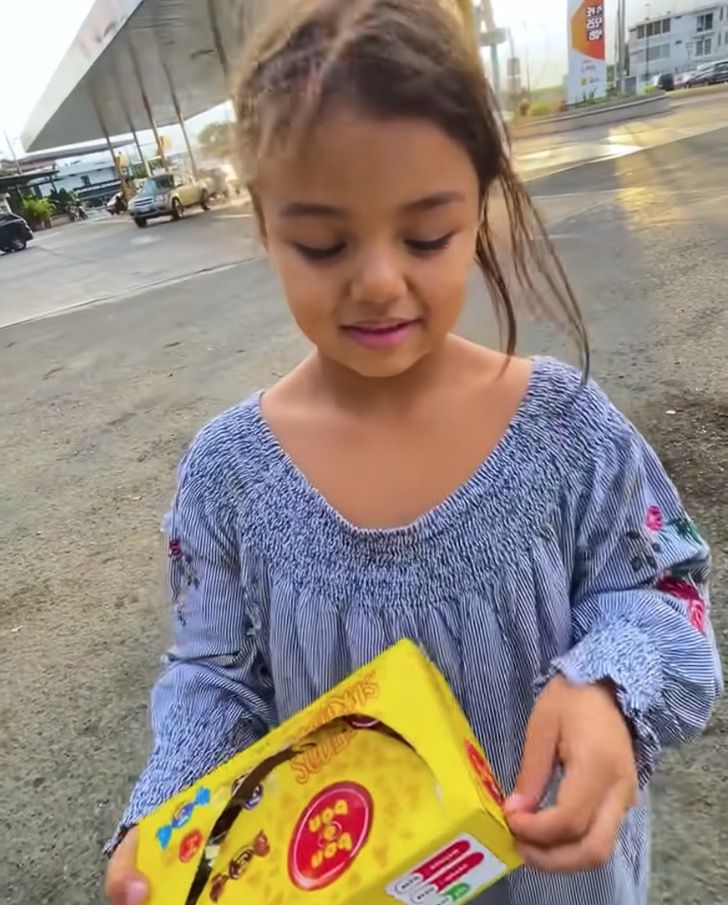 psicologiasdobrasil.com.br - Menina que vende doces na rua fala 4 idiomas e sonha ir à escola e ser veterinária