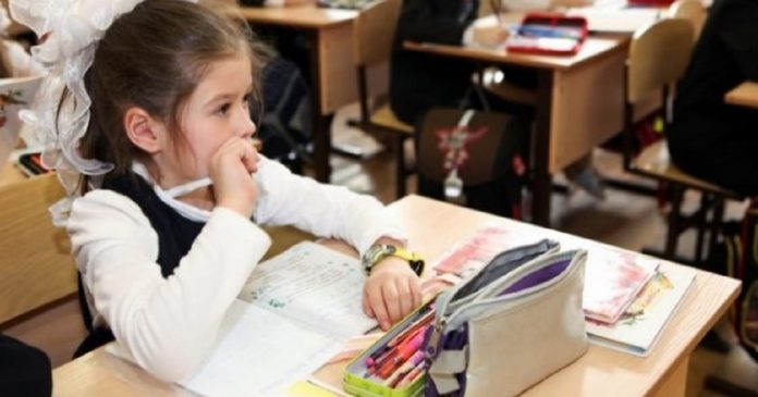 Menina comove professora ao se oferecer para pagar atividade escolar para colega necessitado