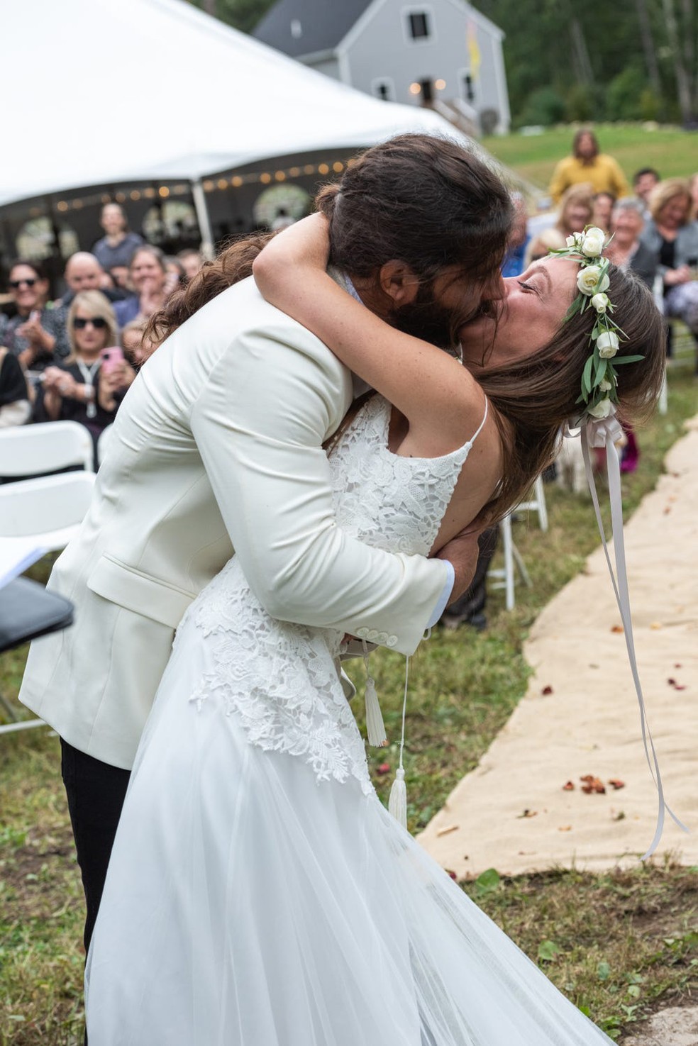 psicologiasdobrasil.com.br - Noiva usa vestido de casamento customizado para que noivo cego possa 'enxergar'