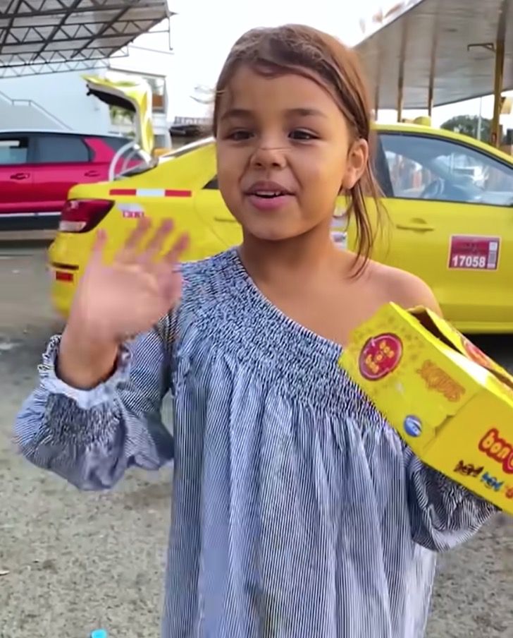 psicologiasdobrasil.com.br - Menina que vende doces na rua fala 4 idiomas e sonha ir à escola e ser veterinária