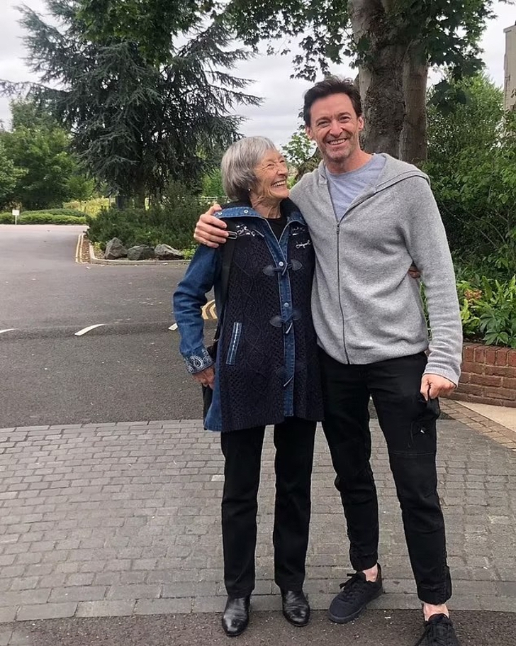 psicologiasdobrasil.com.br - Hugh Jackman recuperou relação com mãe que o abandonou quando criança