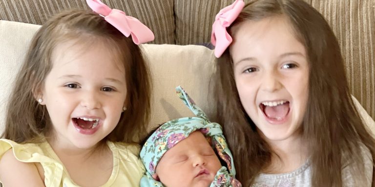psicologiasdobrasil.com.br - Mãe dá à luz 3 meninas no mesmo dia, com exatamente 3 anos de diferença