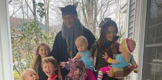 “Impróprio e de mau gosto”: Alec Baldwin é criticado por celebrar Halloween após tragédia