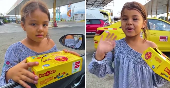 Menina que vende doces na rua fala 4 idiomas e sonha ir à escola e ser veterinária