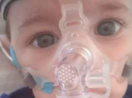 Bebê volta a mexer os braços 4 dias após ter acesso ao remédio mais caro do mundo