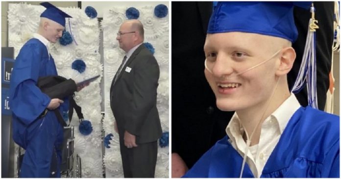 Escola adiantou formatura para que aluno com câncer terminal recebesse o diploma