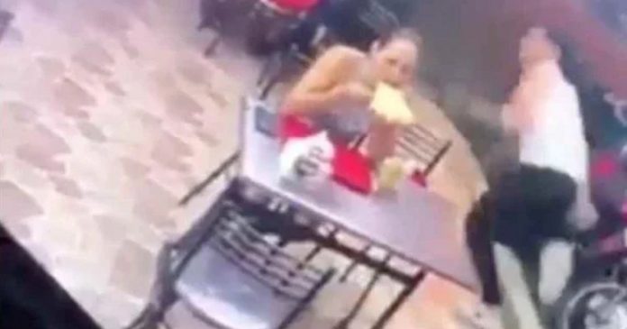 Mulher é abandonada pelo namorado durante assalto e continua comendo (VÍDEO)