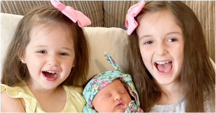Mãe dá à luz 3 meninas no mesmo dia, com exatamente 3 anos de diferença