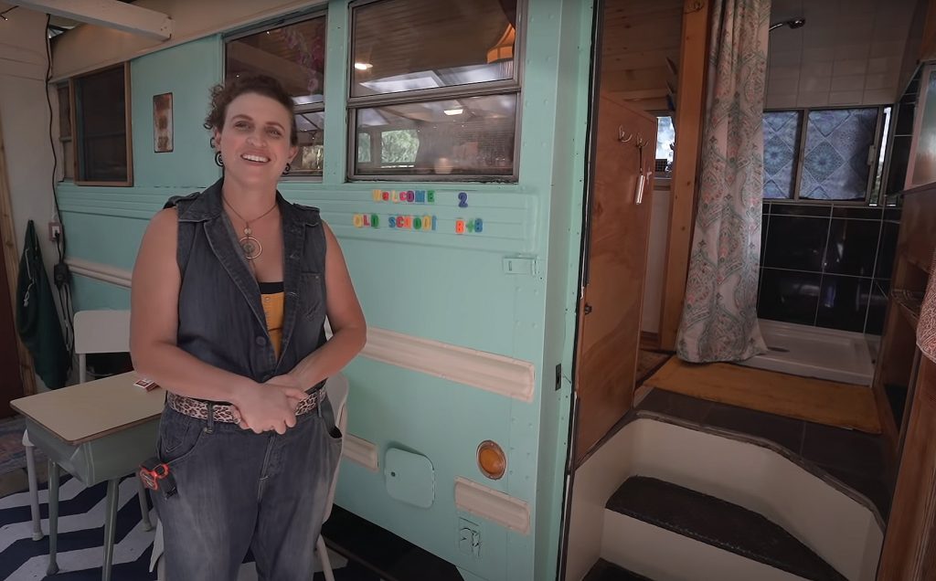 psicologiasdobrasil.com.br - Mulher constrói charmosa mini-casa em antigo ônibus escolar