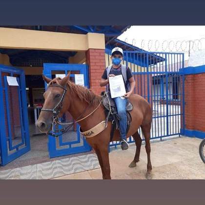 psicologiasdobrasil.com.br - Menino que ia à escola a cavalo pra entregar as tarefas recebe prêmio de melhor aluno