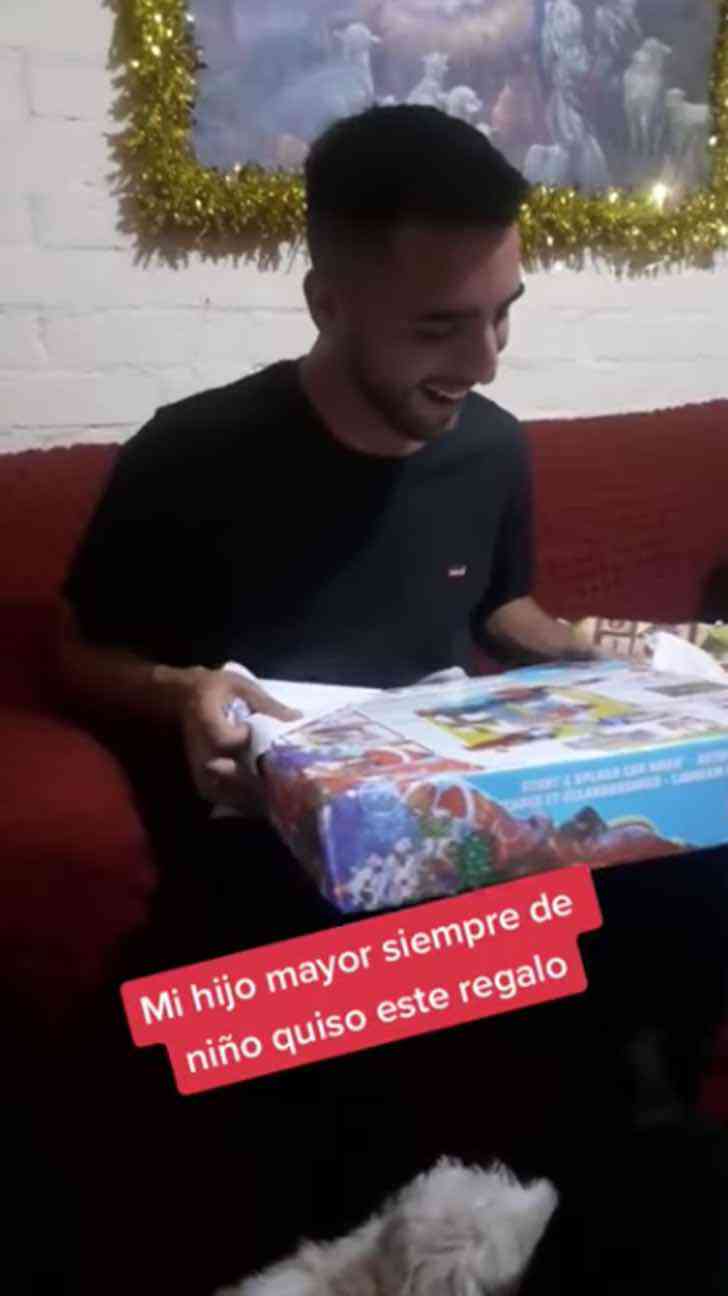 psicologiasdobrasil.com.br - Jovem se emociona ao ganhar da mãe o brinquedo que não pôde ter na infância