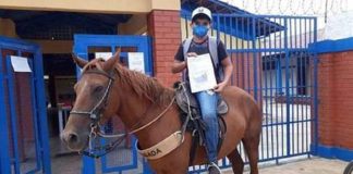 Menino que ia à escola a cavalo pra entregar as tarefas recebe prêmio de melhor aluno