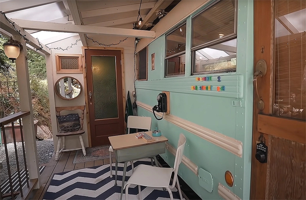 psicologiasdobrasil.com.br - Mulher constrói charmosa mini-casa em antigo ônibus escolar