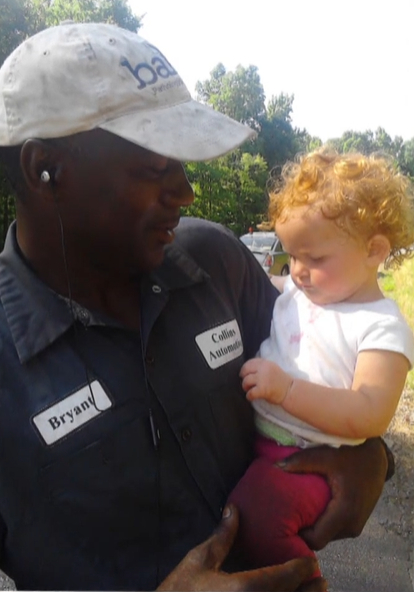 psicologiasdobrasil.com.br - Mecânico salva bebê que vagava sozinha em estrada movimentada e a acalma da maneira mais doce