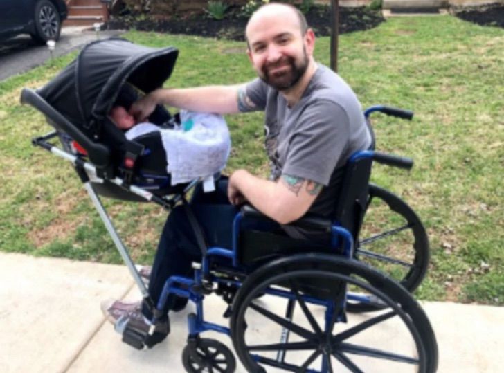 psicologiasdobrasil.com.br - Jovens criam cadeira de rodas especial para que marido da professora possa passear com o bebê
