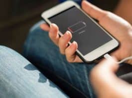 Menino de 14 anos falece após tomar choque elétrico ao usar celular carregando na tomada