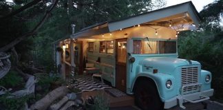Mulher constrói charmosa mini-casa em antigo ônibus escolar