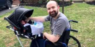 Jovens criam cadeira de rodas especial para que marido da professora possa passear com o bebê