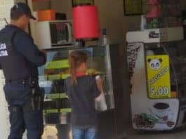 Policial paga lanche a menino que vendia balas na rua: “Poderia ser meu filho”