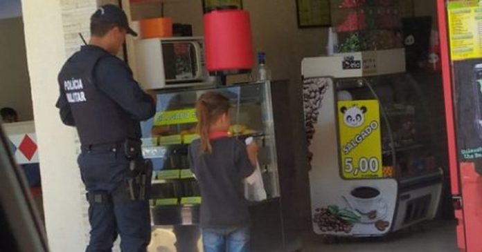 Policial paga lanche a menino que vendia balas na rua: “Poderia ser meu filho”