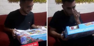 Jovem se emociona ao ganhar da mãe o brinquedo que não pôde ter na infância