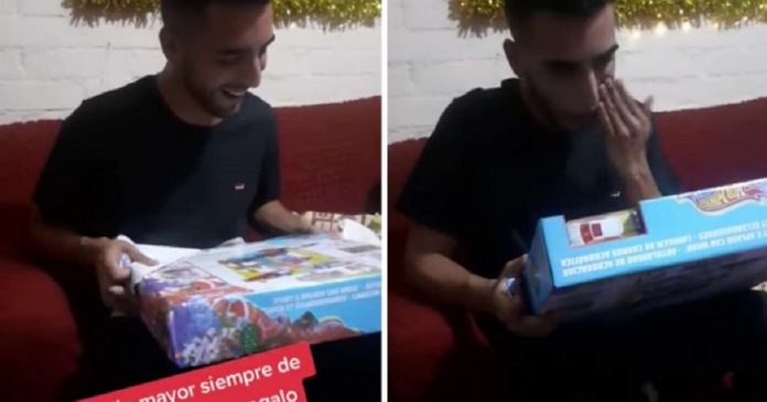 Jovem se emociona ao ganhar da mãe o brinquedo que não pôde ter na infância