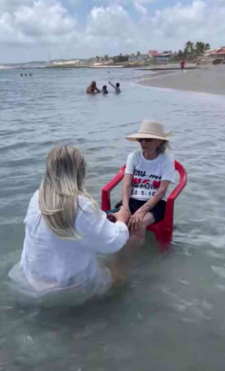 psicologiasdobrasil.com.br - Neta realiza sonho da avó de 94 anos ao levá-la ao mar pela primeira vez