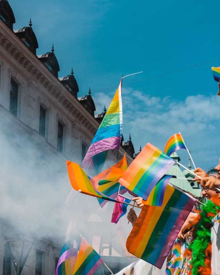 psicologiasdobrasil.com.br - Governo do Catar proibiu brinquedos com cores que lembram a bandeira LGBTQIA+