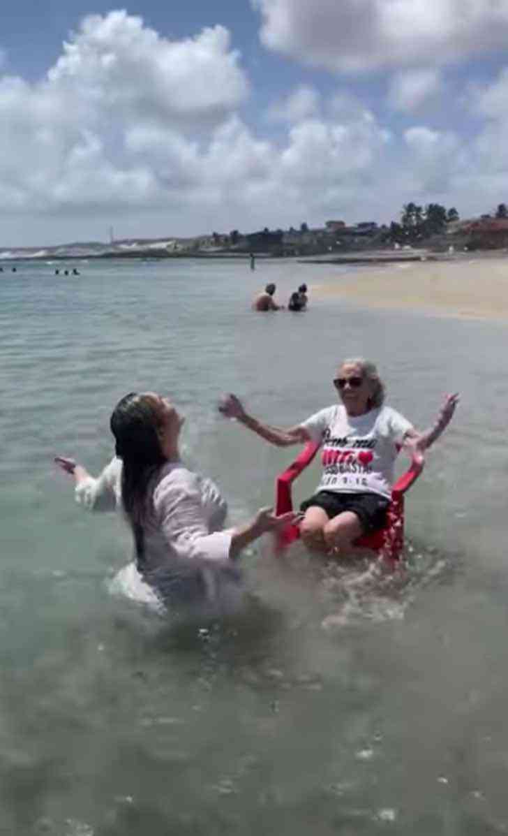 psicologiasdobrasil.com.br - Neta realiza sonho da avó de 94 anos ao levá-la ao mar pela primeira vez
