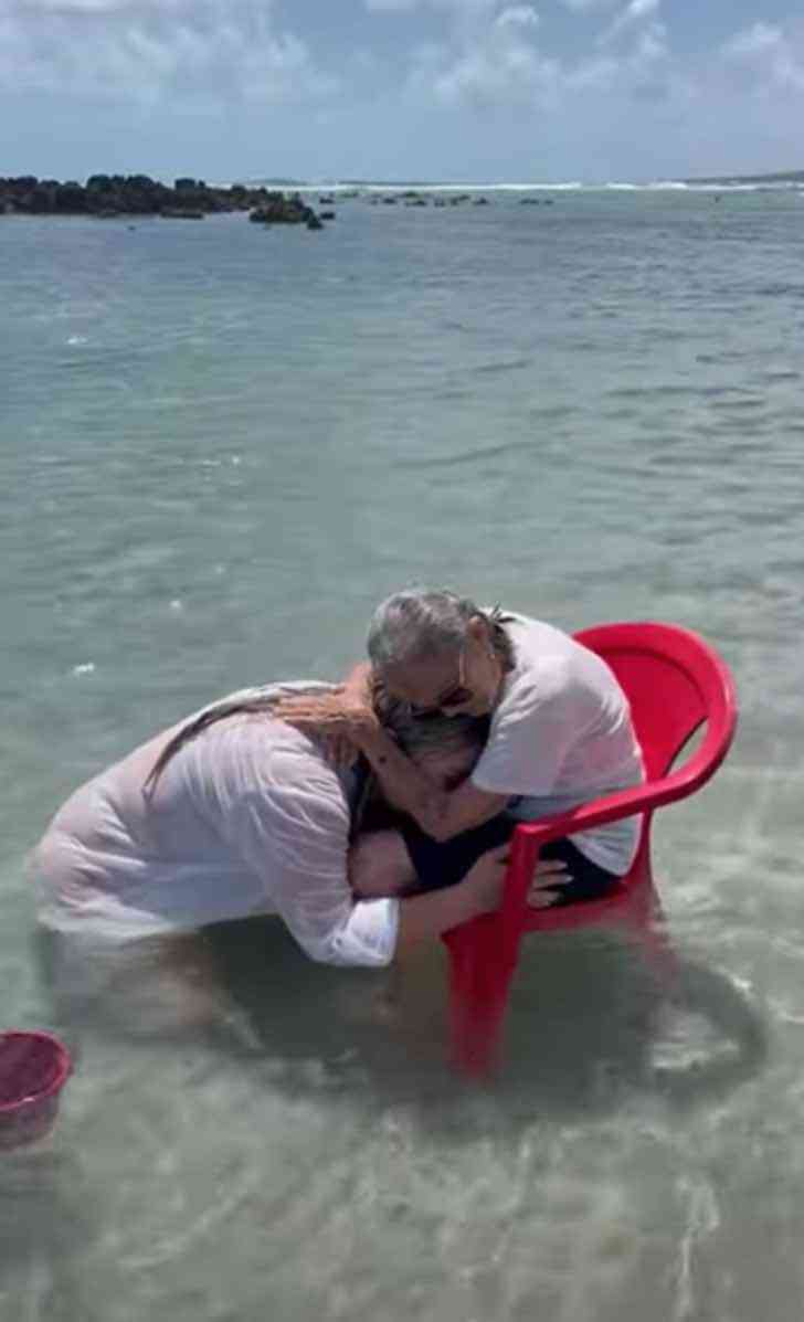 psicologiasdobrasil.com.br - Neta realiza sonho da avó de 94 anos ao levá-la ao mar pela primeira vez