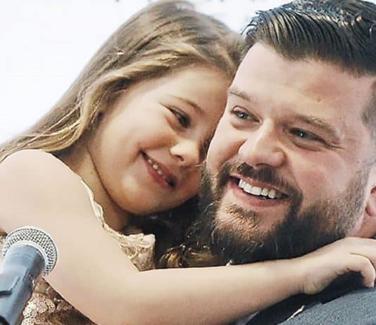 Pai ajuda mulheres com depressão pós-parto após esposa tirar a própria vida: ‘Minha terapia’