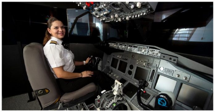 Mulher que vendia milho na rua realiza o sonho de se tornar piloto de avião