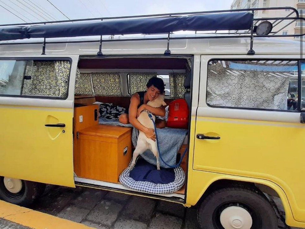 psicologiasdobrasil.com.br - Aluno de psicologia decide viver em Kombi em frente à faculdade: 'liberdade incrível'