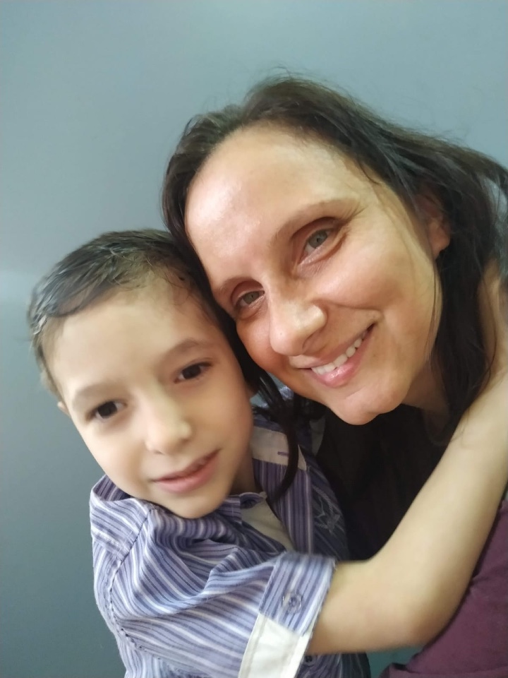 psicologiasdobrasil.com.br - Mulher com paralisia alimenta filho com autismo usando a boca. Nada impede uma mãe dedicada!
