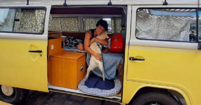 Aluno de psicologia decide viver em Kombi em frente à faculdade: ‘liberdade incrível’