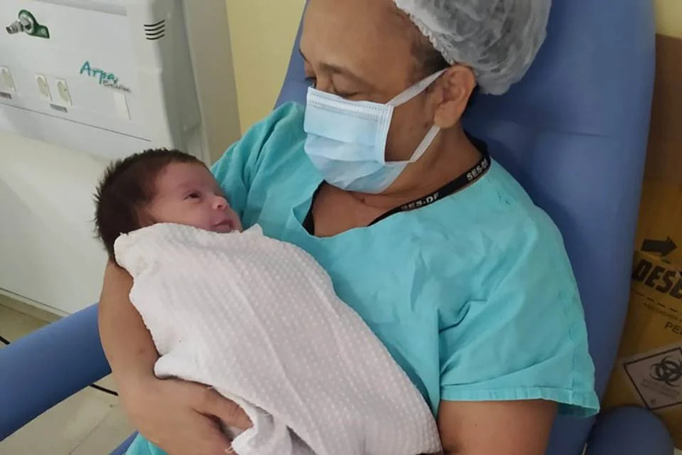 psicologiasdobrasil.com.br - Mulher solteira decide adotar bebezinho com deficiência no DF