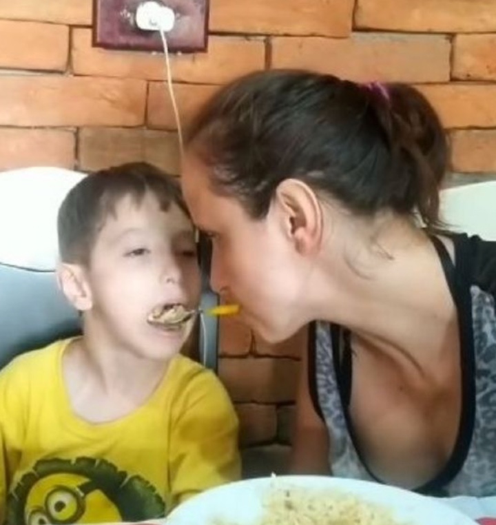 psicologiasdobrasil.com.br - Mulher com paralisia alimenta filho com autismo usando a boca. Nada impede uma mãe dedicada!