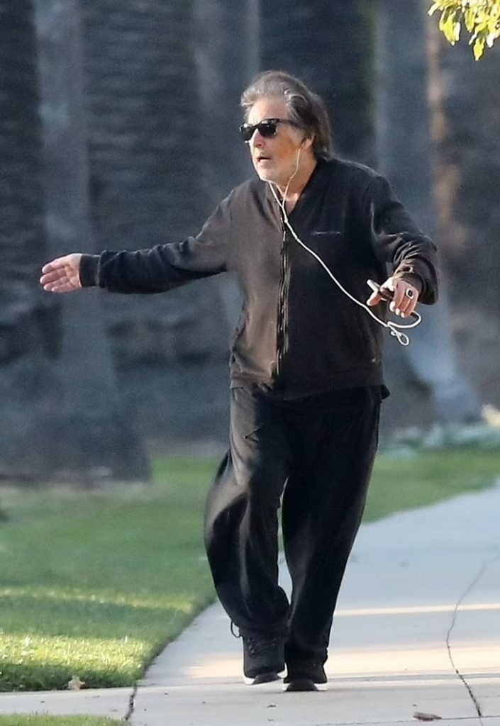 psicologiasdobrasil.com.br - Al Pacino mostra vitalidade ao dançar na rua aos 81 anos