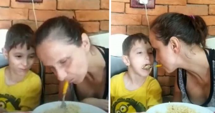 Mulher com paralisia alimenta filho com autismo usando a boca. Nada impede uma mãe dedicada!