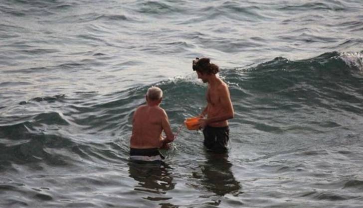 psicologiasdobrasil.com.br - Pensaram que esta jovem estava nadando, mas então um bebê surgiu entre as ondas do Mar Vermelho