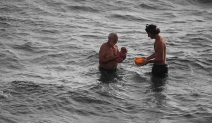 psicologiasdobrasil.com.br - Pensaram que esta jovem estava nadando, mas então um bebê surgiu entre as ondas do Mar Vermelho